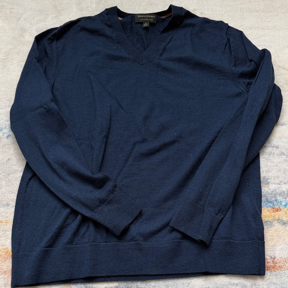 (243)Banana Republic Deep Blue V-Neck Sweater 100% merino wool